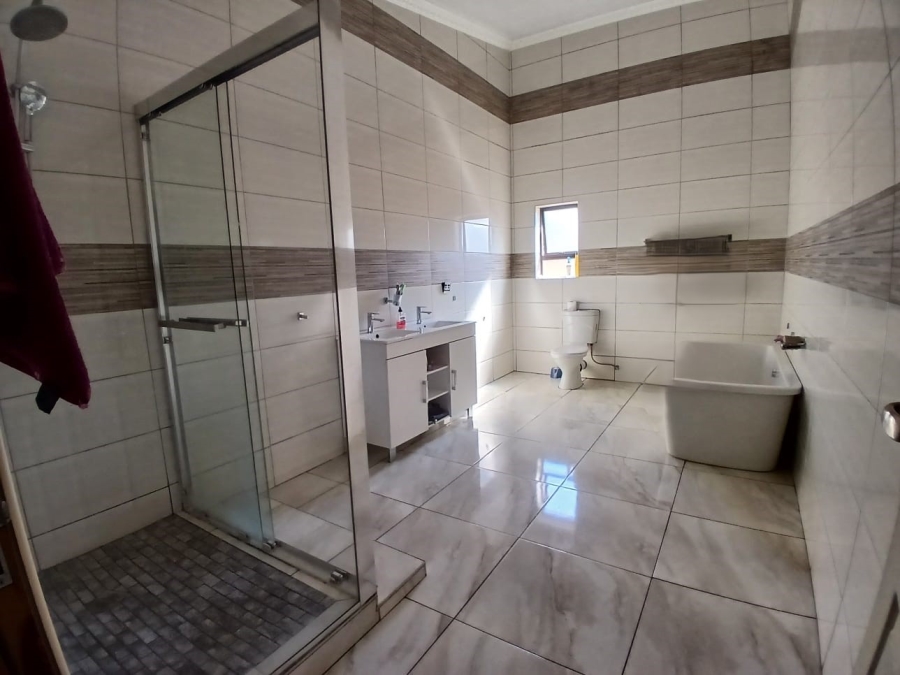 5 Bedroom Property for Sale in Oos Einde North West
